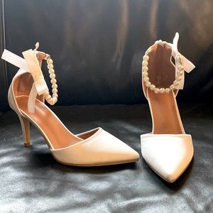 Beautiful brand new white pumps from SHEIN